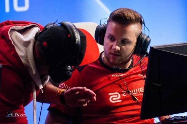 中的两名即 中的两名即